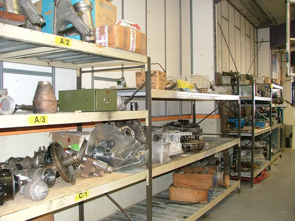 Anaqueles de almacén con refacciones etiquetadas por ubicación, un inventario MRO