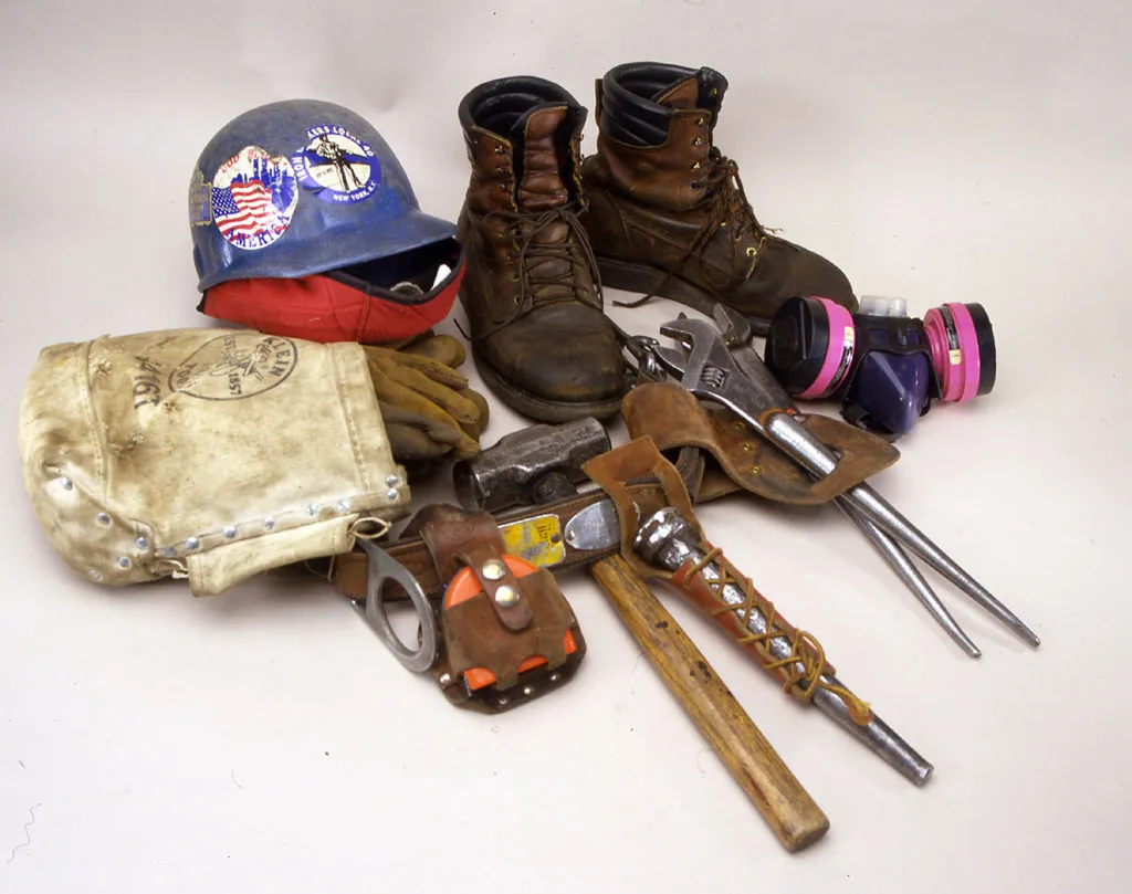 Casco, guantes, botas, respirador y herramientas: equipo de protección personal, una categoría de productos MRO