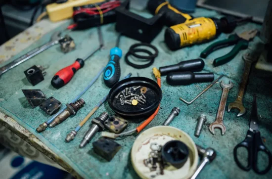 Mesa de taller con herramientas, tornillería, sellos y refacciones: el tipo de insumos que cubre el MRO