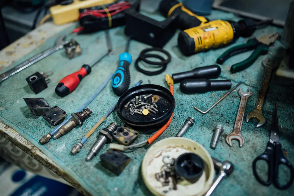 Mesa de taller con herramientas, tornillería, sellos y refacciones: el tipo de insumos que cubre el MRO