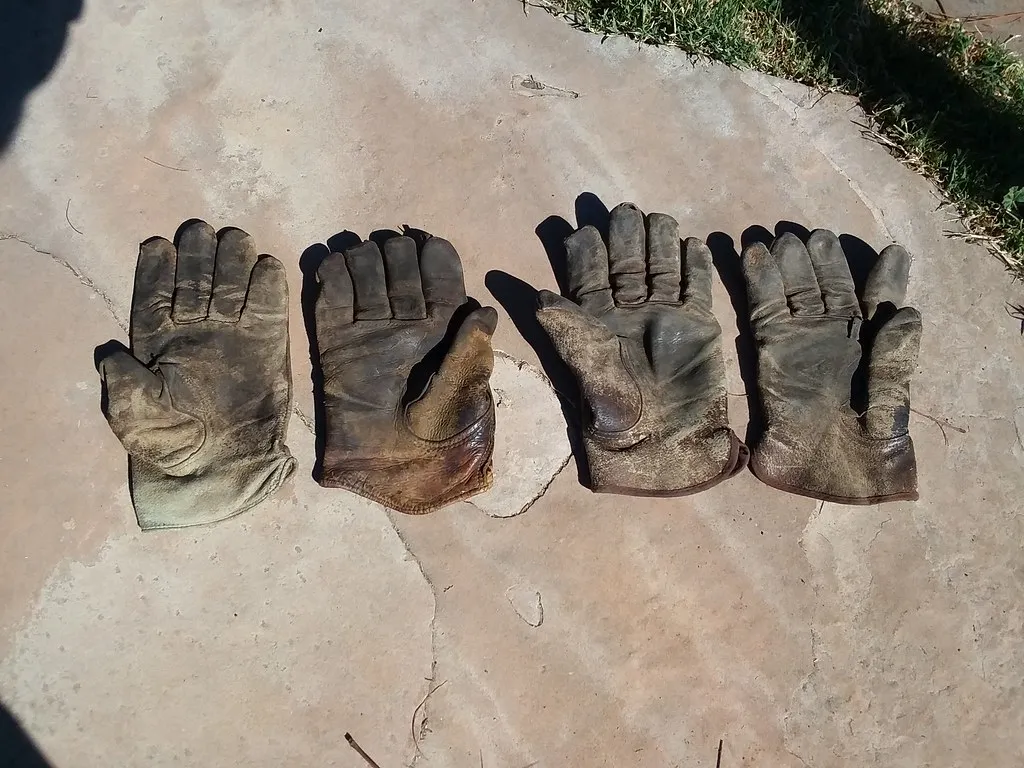Dos pares de guantes de piel desgastados por el uso